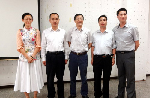温世扬教授与部分老师合影